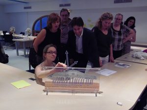 Découverte d'un métier à partir d'objets clefs. @ C Génial