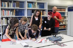 Groupe de personnes coopérant pendant un escape game