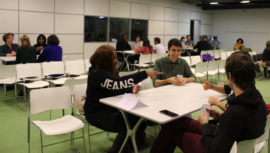 Groupe jouant à un jeu sur l'inclusion sociale